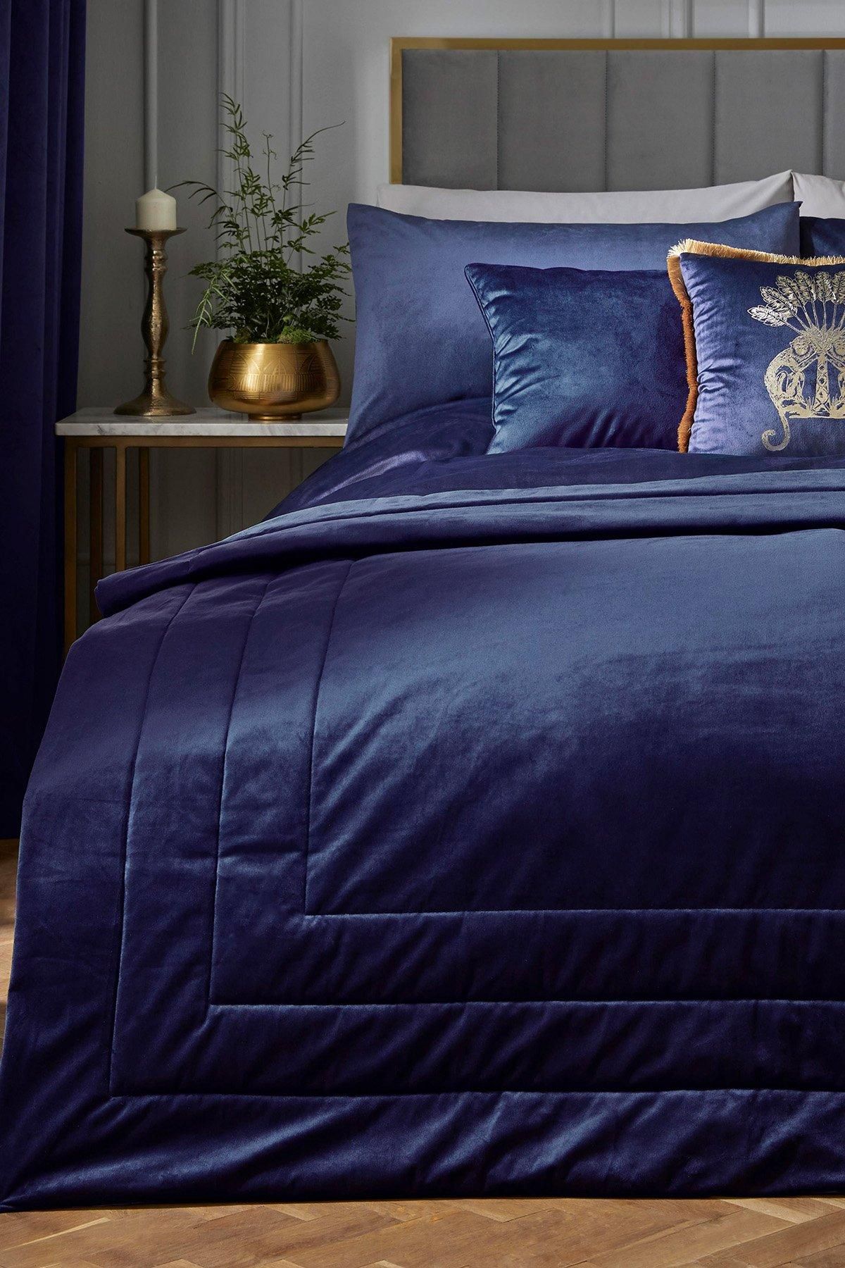 'Chic' Luxury Soft Velvet Frame Stitched Warm And Cosy Bedspread